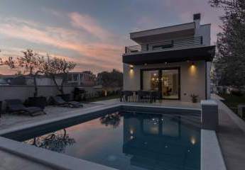 Moderne Luxus Designer Neubau-Villa mit Swimmingpool und Kamin in Premantura