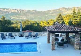 Charakteristisch traditionelle istrische Stein-Villa mit Swimmingpool und unverbaubarem Panoramablick in Kršan