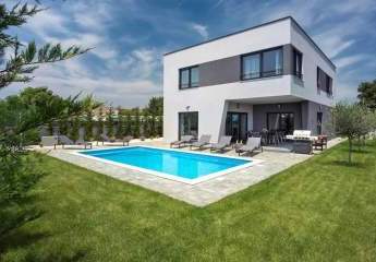 Neuwertige Luxus Designer-Villa mit Swimmingpool und Kamin in idyllischer Feldrandlage von Šišan
