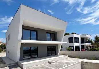 Moderne Luxus Neubau Drsigner-Villa mit Swimmingpool, Dachterrasse und Panorama-Meerblick in Medulin