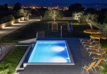 Gepflegte Villa mit Swimmingpool und Kamin und herrlichem Blick auf das blaue Meer und die Stadt in Fažana