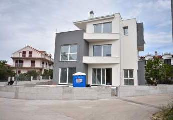 Moderne Neubau Designer-Doppelhaushälfte mit Dachterrasse in Meeresnähe und ruhiger Lage in Vodice