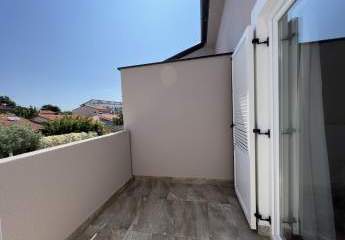 Gepflegte Dachgeschosswohnung mit zwei Balkone und Meerblick in unmittelbarer Meeresnähe in Medulin