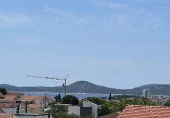 Gepflegte Etagenwohnung mit Meerblick in ruhiger und zentraler Lage von Vodice