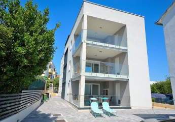 Modernes Designer Mehrfamilienhaus mit vier Wohneinheiten in unmittelbarer Meeresnähe von Vodice