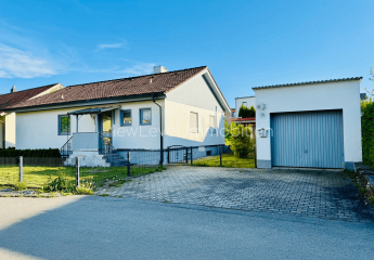 Wohnen auf einer Ebene: attraktiver Bungalow mit großem Grundstück in Osterhofen