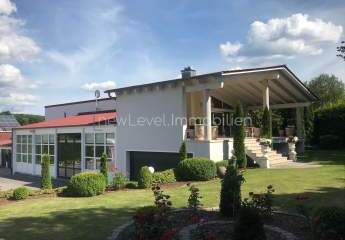 Unternehmervilla mit 2 weiteren Wohnungen, Büro, Laden, Lager, Garagen, Terrasse auf ges. ca. 420 m²