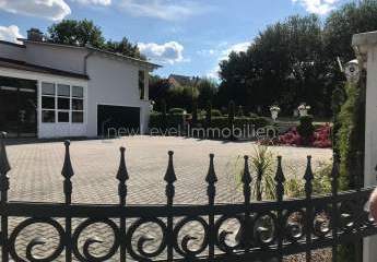 Großes außergewöhnlich geschmackvolles Wohn- / Geschäftshaus mit Büro, Laden, Lager, Garagen, u.v.m.