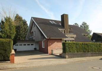 Luxuriöses Architektenhaus mit ELW und Pool in ruhiger Villenlage