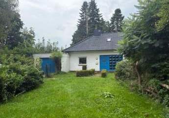 Winkelbungalow mit ausgebauten Dachgeschoss auf großem Grundstück