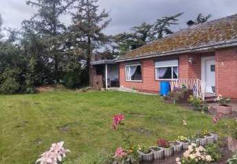 EFH mit 3 Garagen, Stall, 4 SP und ca. 2.638 m²
 Grundstück