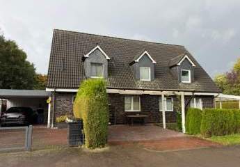 Kernsaniertes Einfamilienhaus in zwei Doppelhaushälften unterteilt