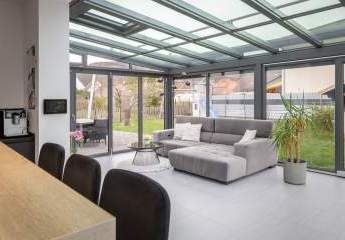 Ankommen. Durchatmen. Zuhause sein – mit Wintergarten und Weitblick