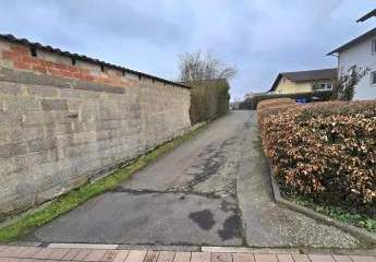 Natur trifft Nutzen: Großes Gartengrundstück inklusive Halle mit asphaltierter Zufahrt
