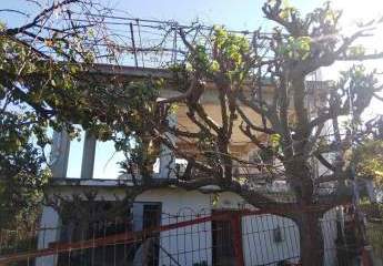 Kreta, Vlacheronitissa: Altes Haus mit Betonrahmen und schönem Garten zum Verkauf - Rohbau