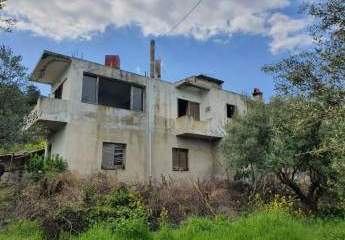 Zum Kauf auf Kreta, Sisi: Haus mit 4 Wohnungen zum Modernisieren inmitten eines großen Gartens