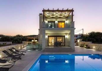Kreta, Almyrida: Luxus-Steinvilla in direkter Strandnähe zu verkaufen
