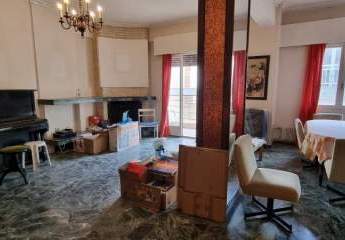 Kreta, Heraklion: Renovierungsbedürftige 4-Zimmer-Wohnung im Zentrum zu verkaufen