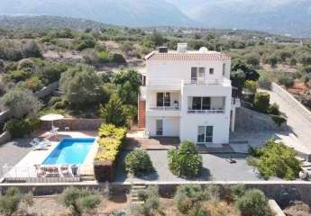 Kreta, Sisi: Geräumige Villa mit Swimmingpool, angelegtem Garten und zwei Gästewohnungen zu verkaufen