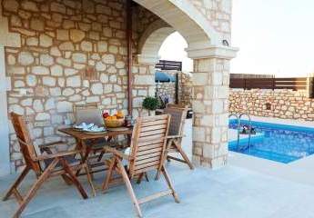Kreta, Roumeli: Luxuriöse Steinvilla mit privatem Pool zum Verkauf