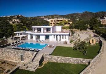 MIT VIDEO: Kreta, Agios Nikolaos: Moderne Villa mit sechs Zimmern und großzügigem Pool - Strand zu Fuß erreichbar