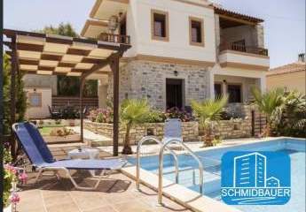 Traditionelle Villa aus Stein mit Swimmingpool auf Kreta