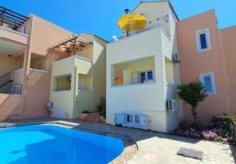 MIT VIDEO Kreta, Almyrida: Reihenhaus auf drei Etagen mit Pool und Meerblick - fußläufig zum Strand