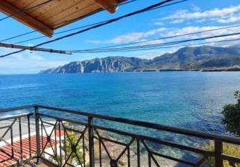 Kreta, Mochlos: Dreistöckige Wohnung direkt am Meer zu verkaufen