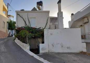 Kreta, Ag. Fotia: Traditionelles Steinhaus auf zwei Etagen mit Innenhof und Parkplatz zu verkaufen