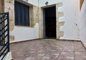 Ostkreta, Chamaizi: Traditionelles zweistöckiges Haus mit Innenhof zu verkaufen