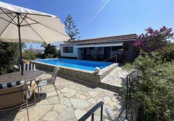 Kreta, Roumeli: Gemütlicher Bungalow zu verkaufen