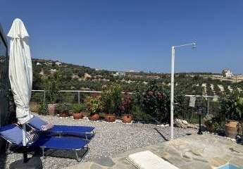 Kreta, Agia Triada: Charmanter Bungalow mit Gemeinschaftspool und Meerblick zu verkaufen