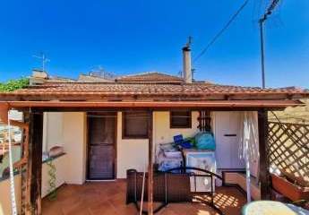 Kreta, Gavalochori: Traditionelles Steinhaus zum Verkauf, zwei Wohnungen mit Innenhof und Potenzial für einen Pool