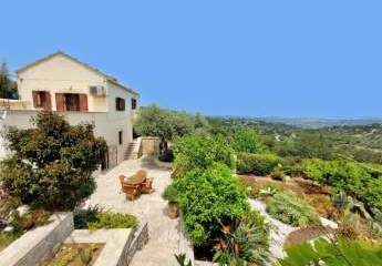 MIT VIDEO: Kreta, Vryses: Traditionelles Dorfhaus zum Verkauf in Embrosneros