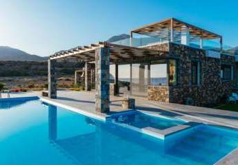Kreta, Mochlos: Einzigartige Villa am Meer mit großem Pool und Gärten zu verkaufen