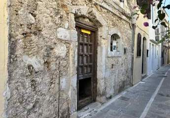 Kreta, Rethymno: 3-stöckiges Gebäude zur Renovierung in der Altstadt zu verkaufen