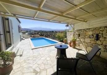 Kreta, Roumeli: Charmante Villa mit Garten und Pool zu verkaufen