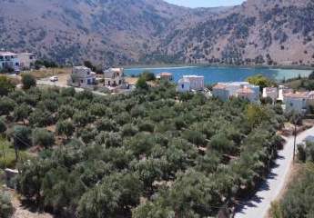 Kreta, Kournas: Eckgrundstück nahe des Kournas-Sees zu verkaufen
