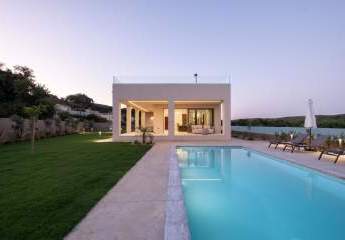 Kreta, Tavronitis: Zeitgenössisch eingerichtete Villa mit Pool zu verkaufen