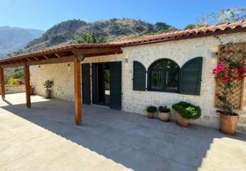 Kreta, Kournas: Malerisches Steinhaus mit bezauberndem See- und Meerblick zu verkaufen