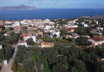 Kreta, Kokkino Chorio: Eckgrundstück in der Nähe des Dorfes und der Einkaufsmöglichkeiten zu verkaufen