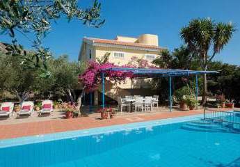 Kreta, Kalyves: Helle Villa zu verkaufen, nur wenige Schritte vom Meer entfernt