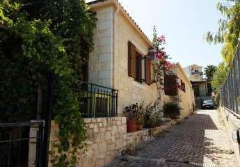 Kreta, Chersonisos: Steinvilla in der Nähe des hübschen Dorfplatzes