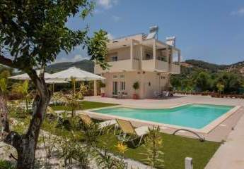 Kreta, Episkopi: Villa mit Pool und 2 Apartments nahe Chania zu verkaufen