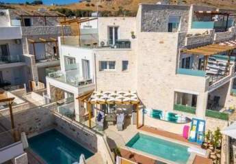 Kreta, Panormos: Dreistöckiges Küstenhaus mit privatem Pool und Meerblick zu verkaufen