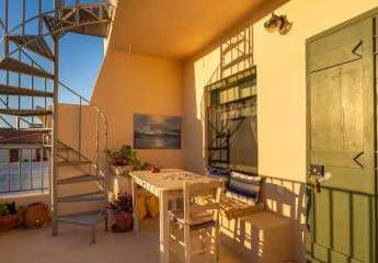 MIT VIDEO! Kreta, Mirsini: Dorfhaus mit 2 Apartments und Dachterrasse, Meer- und Bergblick zu verkaufen