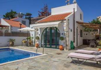 Kreta, Maleme: Charmantes, möbliertes Haus mit Pool und Bergblick zu verkaufen