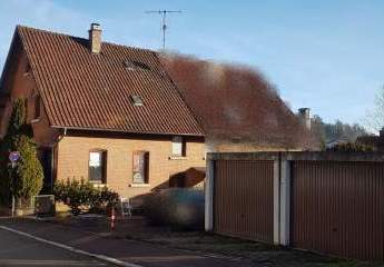 Leerstehende Doppelhaushälfte mit Doppelgarage