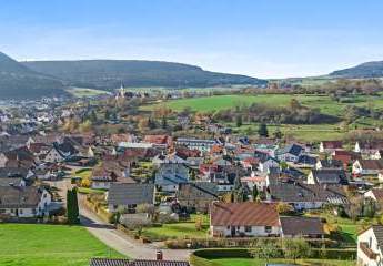 OPEN HOUSE - am Montag, 12.05.25 von 15 bis 17 Uhr - PROVISIONSFREI -  Großes Haus in Ortsrandlage