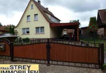 Freistehendes Einfamilienhaus und separaten Ferienhaus, Mehrzweckgebäude, drei Carports und gepflegten Grundstück